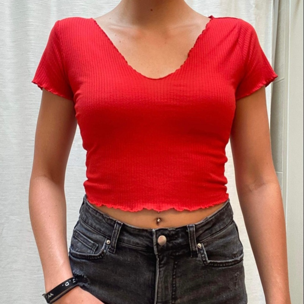 Red lettuce trim crop top